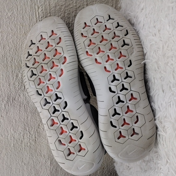 Nike Free RN Motion Flyknit 2018 Grey Crimson Pulse Fabric Upper Pull On Sneaker - Picture 7 of 16